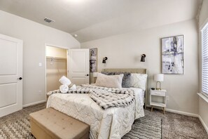 3 bedrooms, desk, iron/ironing board, WiFi - Family-Friendly + Lackland AFB + Fenced Back Yard (San Antonio)