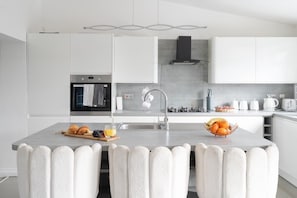 Fridge, microwave, oven, stovetop - SPACIOUS 4 BEDROOM WITH FREE PARKING  FOR CONTRACTORS AND BUSINESS TRAVELERS (180)