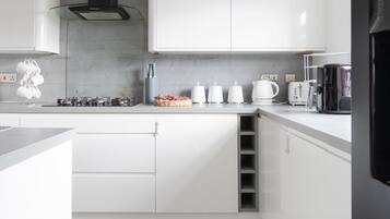 Coffee/tea maker, fridge, microwave, oven