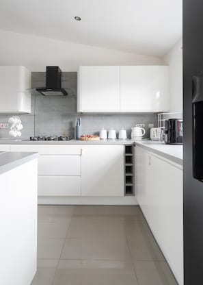 Fridge, microwave, oven, stovetop - SPACIOUS 4 BEDROOM WITH FREE PARKING  FOR CONTRACTORS AND BUSINESS TRAVELERS (180)