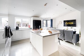 冷蔵庫、電子レンジ、オーブン、コンロ