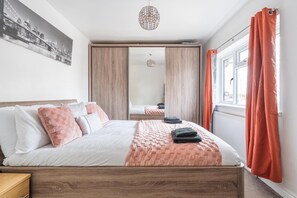 4 室のベッドルーム、セーフティボックス (室内)、デスク、アイロン / アイロン台