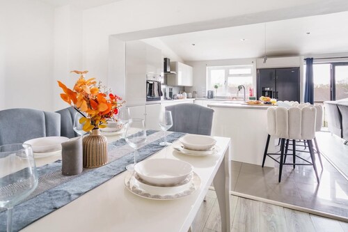 SPACIOUS 4 BEDROOM HOME WITH MODERN COMFORTS IN HEMEL HEMPSTEAD