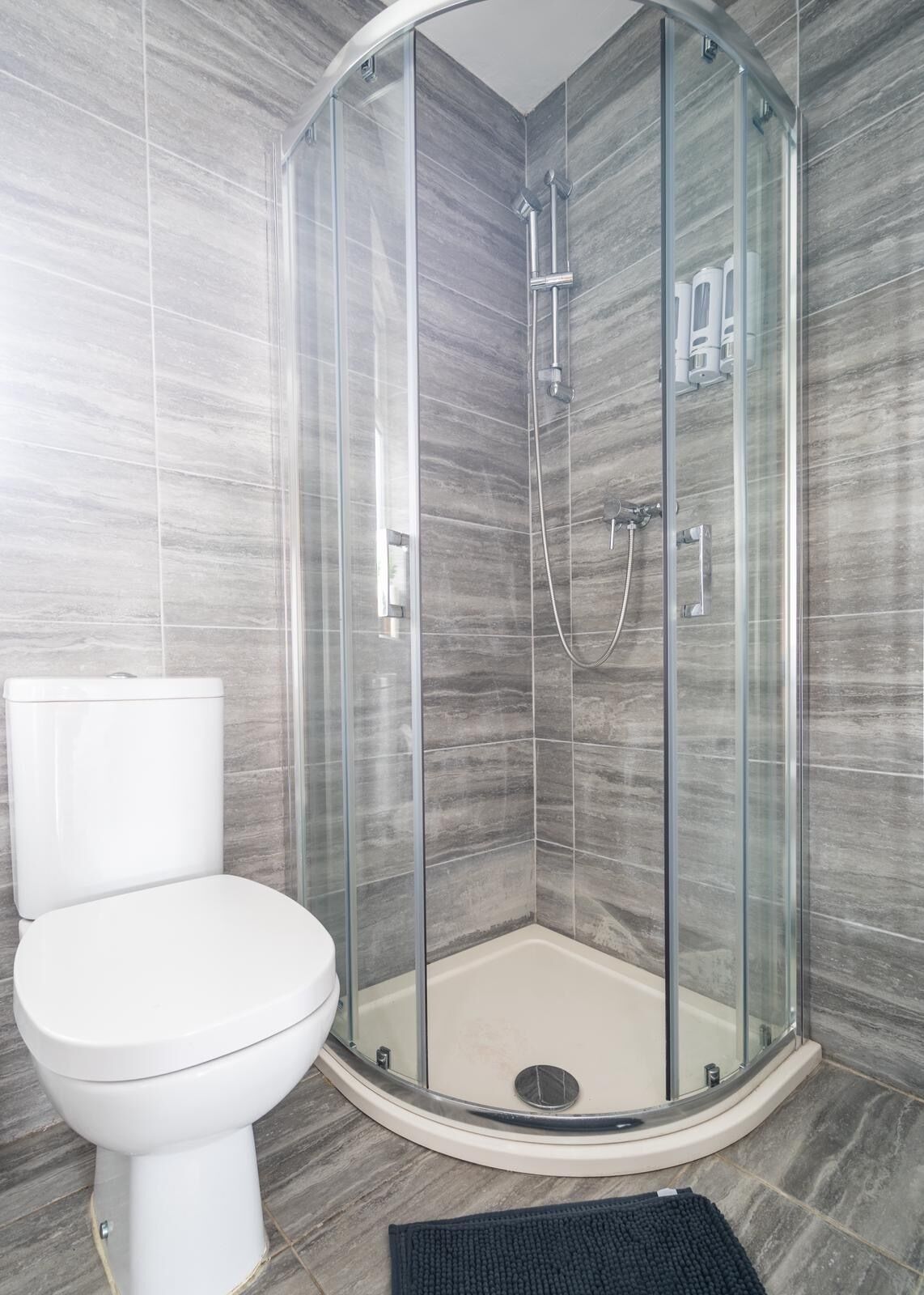 Een douche,  milieuvriendelijk toiletgerief, een haardroger, handdoeken
