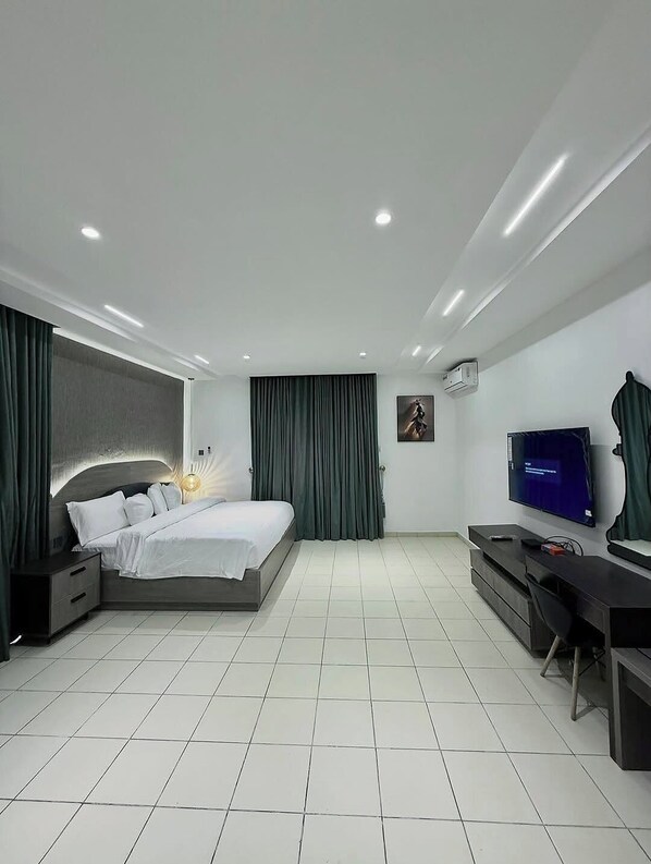 Chambre classique, balcon, vue sur la ville | Bureau, espace de travail pour ordinateurs portables