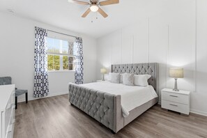 12 makuuhuonetta, työpöytä, silitysrauta/-lauta, vauvan matkasänky