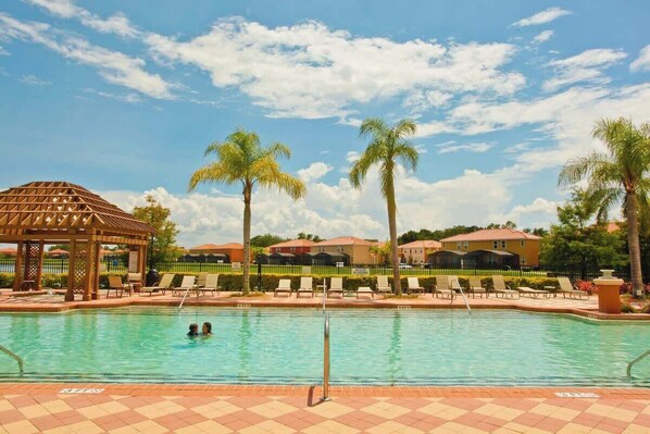 Lämmitetty uima-allas