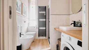 Doccia, asciugacapelli, bidet, asciugamani