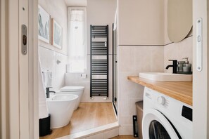 Dusche, Haartrockner, Bidet, Handtücher