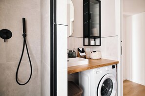 Dusche, Haartrockner, Bidet, Handtücher