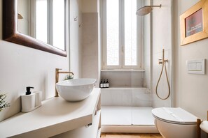 Suihku, hiustenkuivaaja, bidee, pyyhkeet