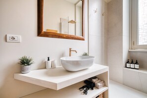 Shower, hair dryer, bidet, towels - Milano Isola Luxury Living; big Terrace (Milan)