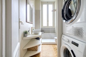 Dusche, Haartrockner, Bidet, Handtücher