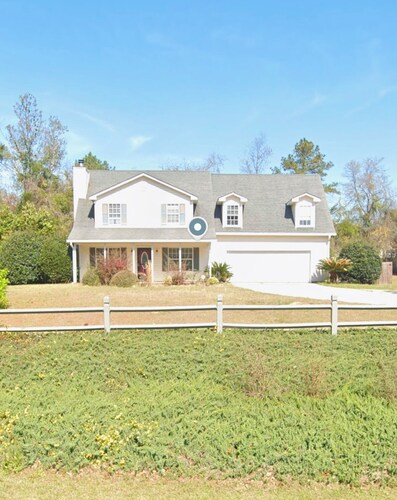 Spacious Home + Pool, Minutes to Town