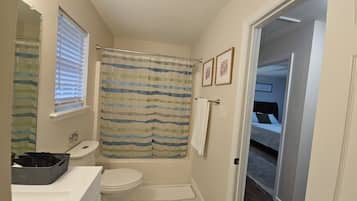 Haartrockner, Handtücher, Seife, Toilettenpapier