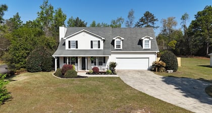 Spacious Home + Pool, Minutes to Town