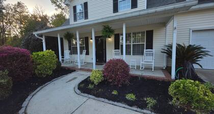 Spacious Home + Pool, Minutes to Town