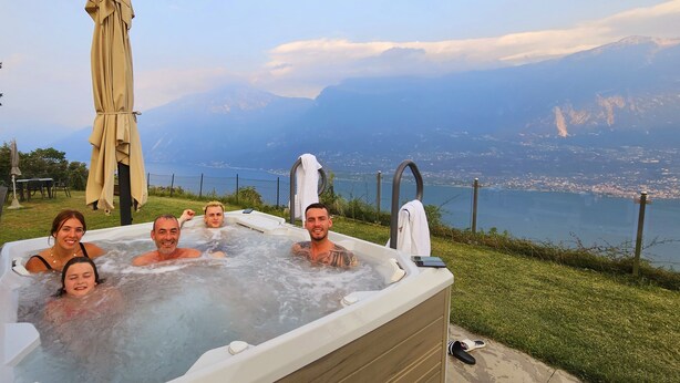 Ein Whirlpool mit herrlichem Bergblick.