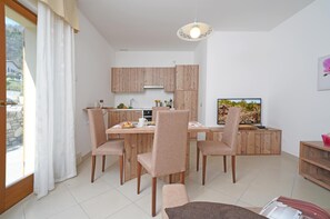 Dining - Cozy apartment with garden and whirlpool in Tremosine. Pet friendly! (Tremosine sul Garda)
