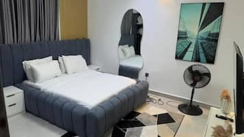 Deluxe kamer, balkon, uitzicht op stad | Een bureau, een laptopwerkplek, verduisterende gordijnen