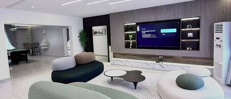 Deluxe Room, Balcony, City View | Interior