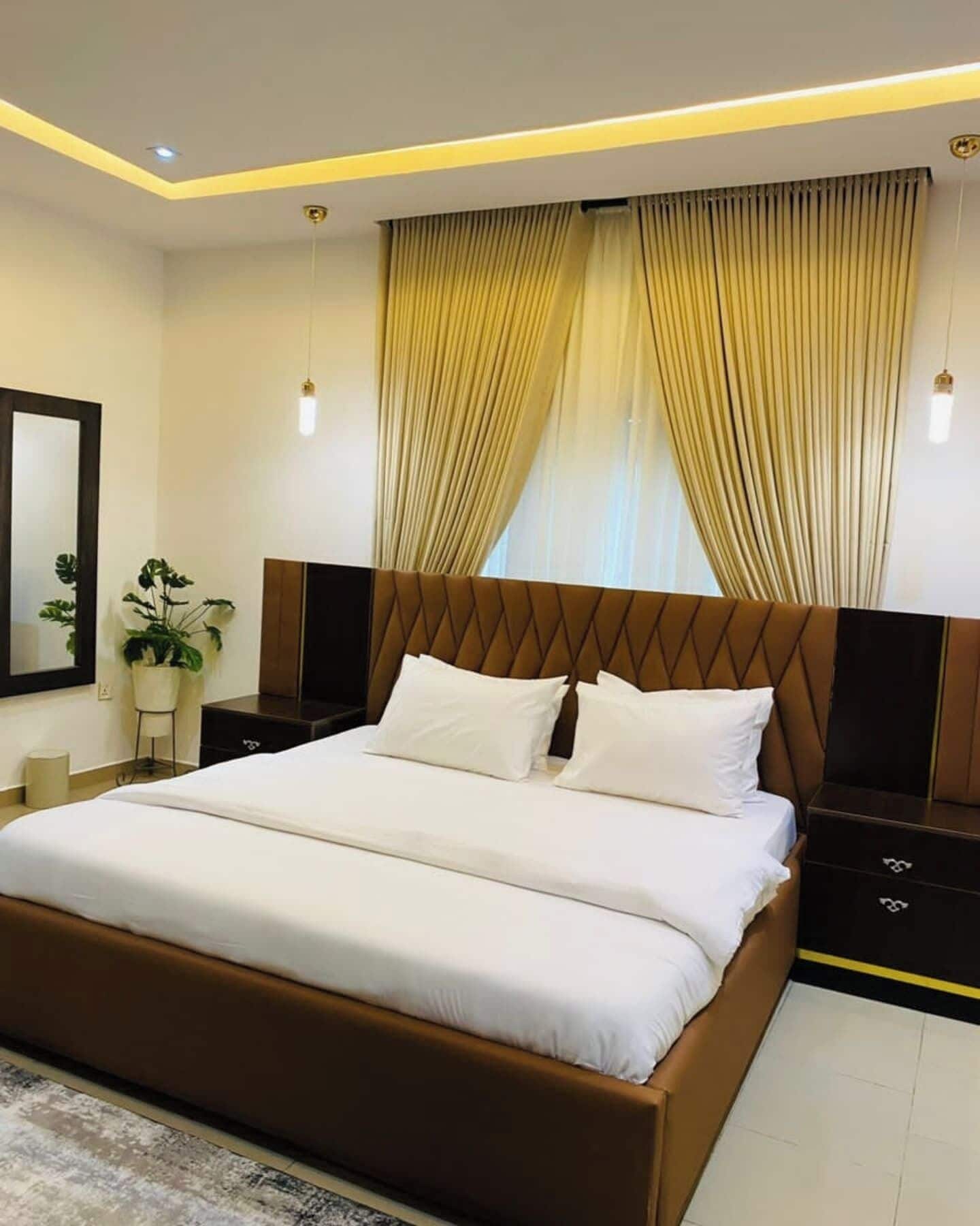 مكتب ومساحة عمل للكمبيوتر المحمول وستائر تعتيم وتجهيزات عازلة للصوت