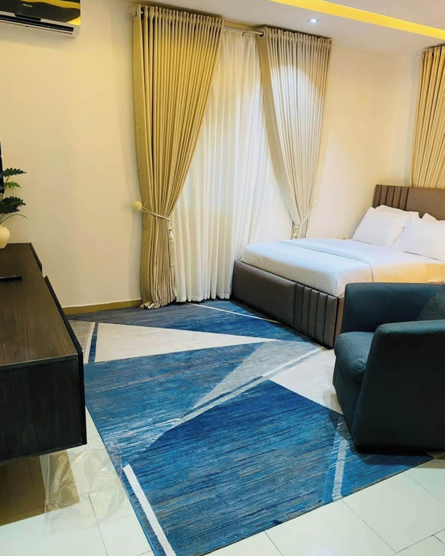 Rom – deluxe, balkong, byutsikt | Skrivebord, skrivebord for bærbar PC, blendingsgardiner og lydisolert