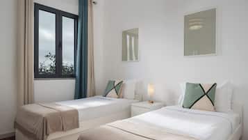 Tabla de planchar con plancha, wifi, ropa de cama