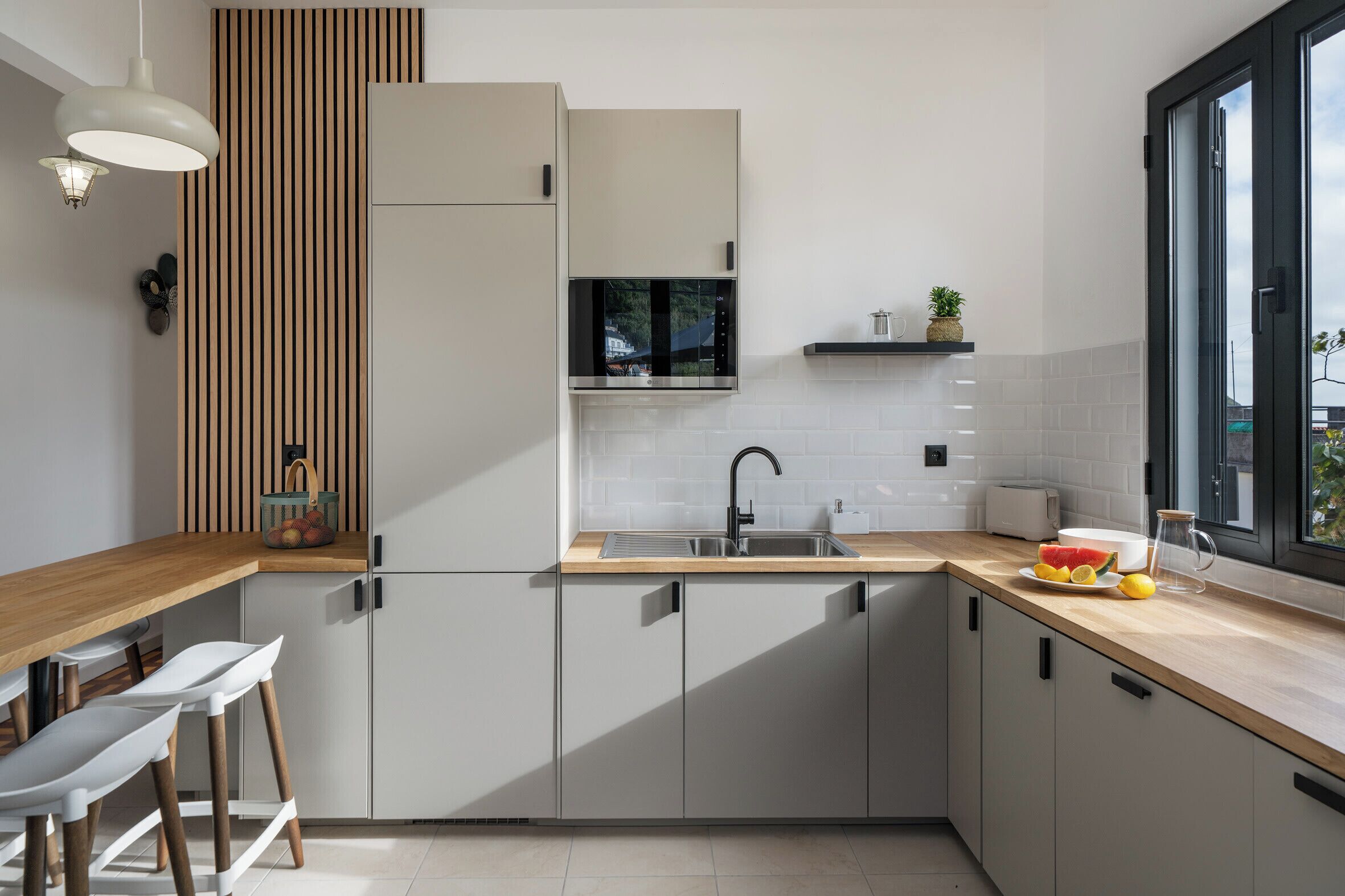 冷蔵庫、電子レンジ、オーブン、コンロ