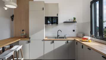 Frigorífico, microondas, horno y placa de cocina