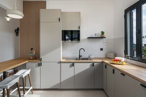 冷蔵庫、電子レンジ、オーブン、コンロ