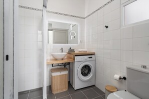 Douche, sèche-cheveux, serviettes fournies