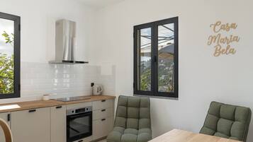 Frigorífico, microondas, horno y placa de cocina