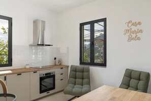 冷蔵庫、電子レンジ、オーブン、コンロ