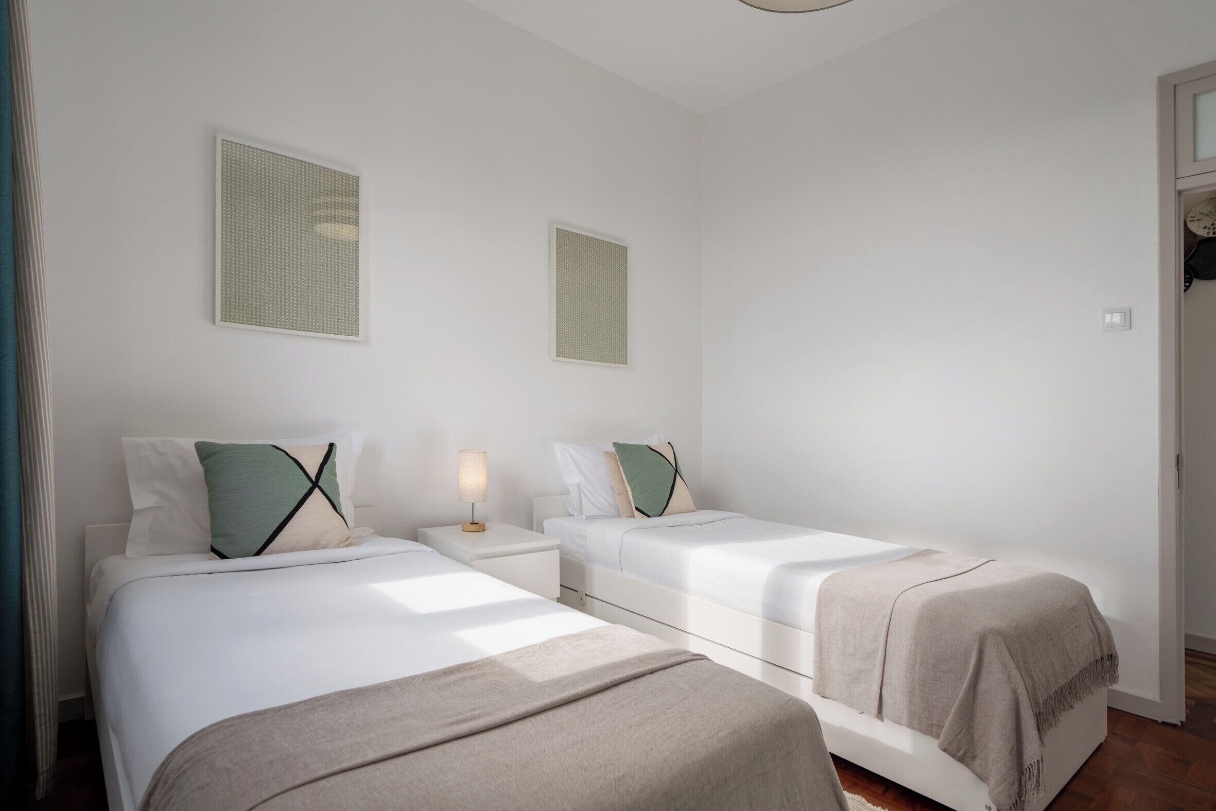 Iron/ironing board, WiFi, bed sheets