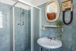 Shower, hair dryer, bidet, towels - LUCCA COMICS HOUSE (Lucca)