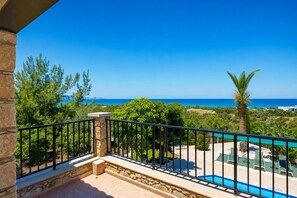 Property grounds - Villa Chrisandria - Three Bedroom Villa, Sleeps 6 (Argaka)