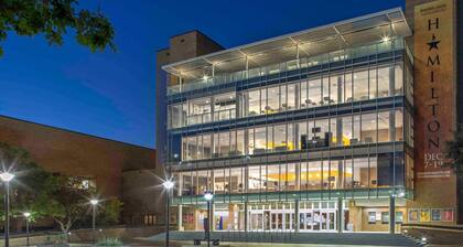 Luxury Hidden Retreat: Steps to UT Stadium/Moody/Bass Hall + Free Pkg