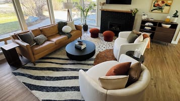 Smart TV, caminetto, stampante