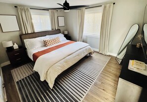 2 habitaciones, escritorio y tabla de planchar con plancha 