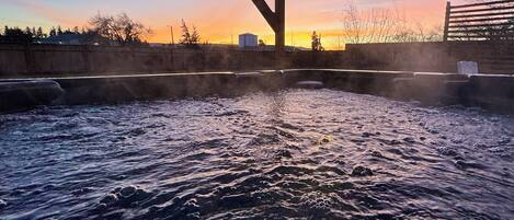 Outdoor spa tub