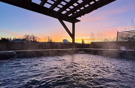 Outdoor spa tub. Cozy Ellensburg Home with Hot Tub - Radio Hill near CWU, Rodeo & Downtown