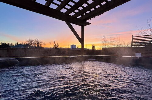 Cozy Ellensburg Home with Hot Tub - Radio Hill near CWU, Rodeo & Downtown