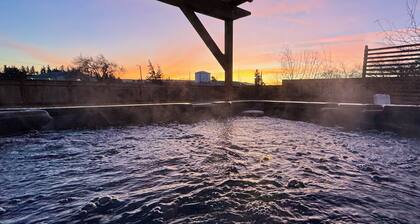 Cozy Ellensburg Home with Hot Tub - Radio Hill near CWU, Rodeo & Downtown