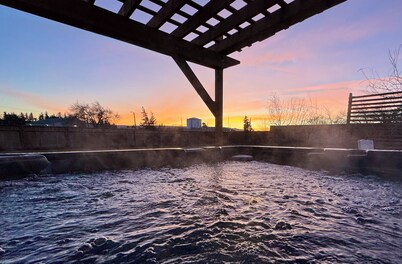 Cozy Ellensburg Home with Hot Tub - Radio Hill near CWU, Rodeo & Downtown