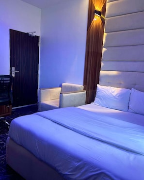 Kamar Ekonomi, balkon, pemandangan kota | Meja kerja, ruang kerja ramah laptop, dan tirai kedap cahaya