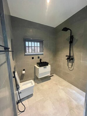 Kamar Ekonomi, balkon, pemandangan kota | Kamar mandi | Perlengkapan mandi gratis, pengering rambut, handuk, dan sabun