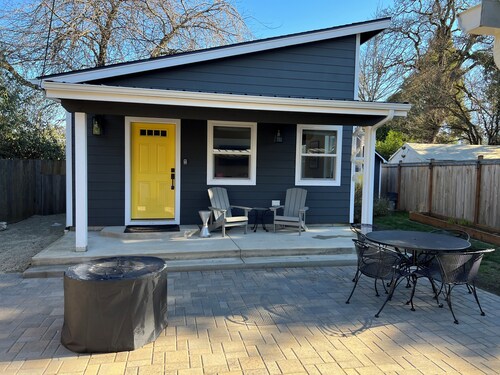 Pet Friendly Tiny Glass House Close To The Airport and Downtown 