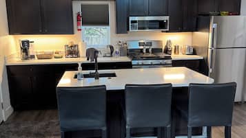 Geladeira, micro-ondas, fogão, cooktop