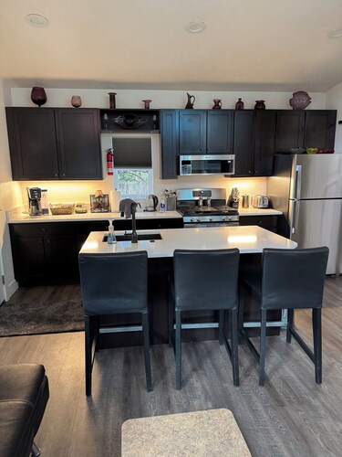 Pet Friendly Tiny Glass House Close To The Airport and Downtown 